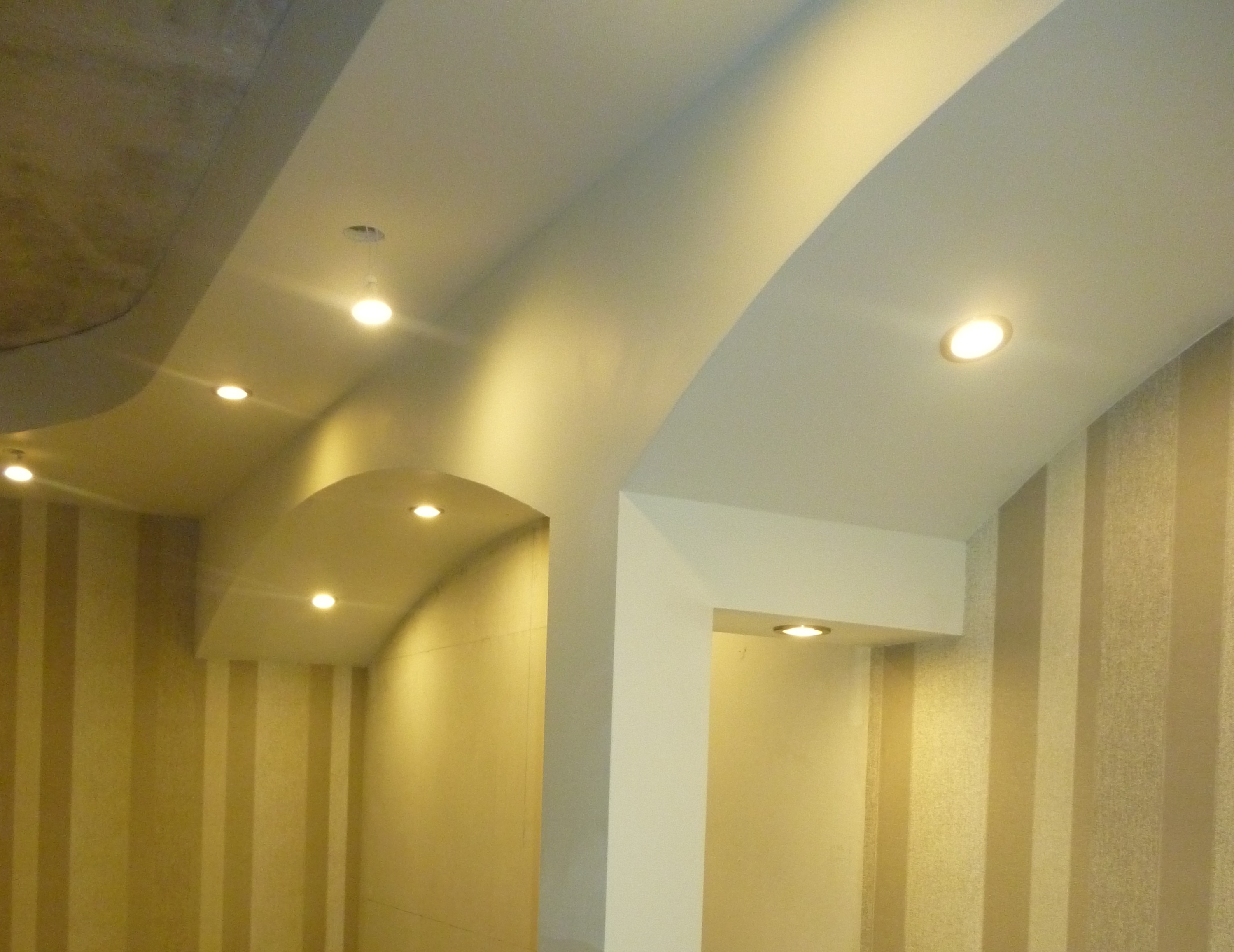 Потолки из ГКЛ с встроенными светильниками
