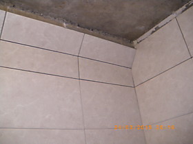 стены  в ванной  покрыты  кафельной плиткой