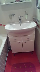 установка сантехнической мебели в ванной