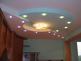 Потолки из ГКЛ (разный цвет потолочных конструкций  и светильники добавят "космичности" интерьеру ..
